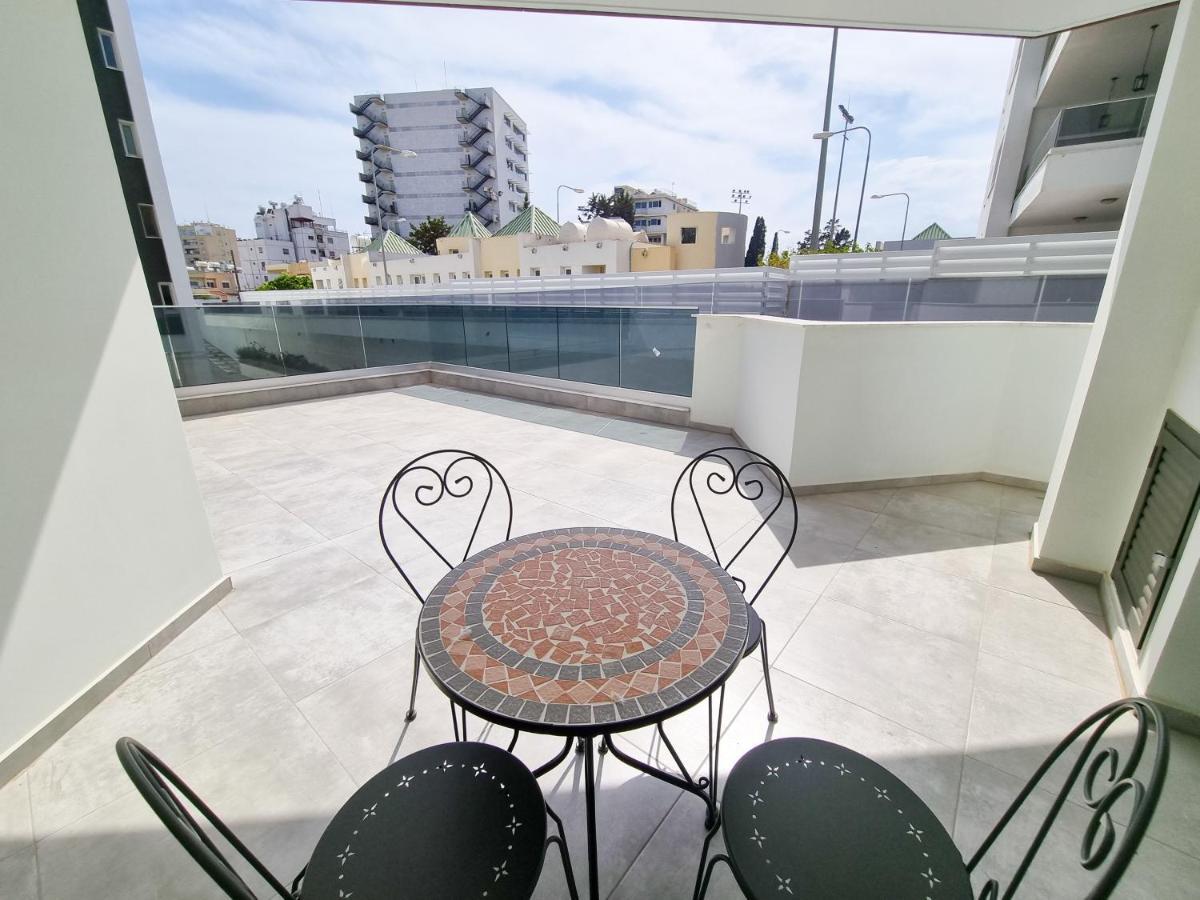 Shades Of Blue Apartment Larnaca Extérieur photo