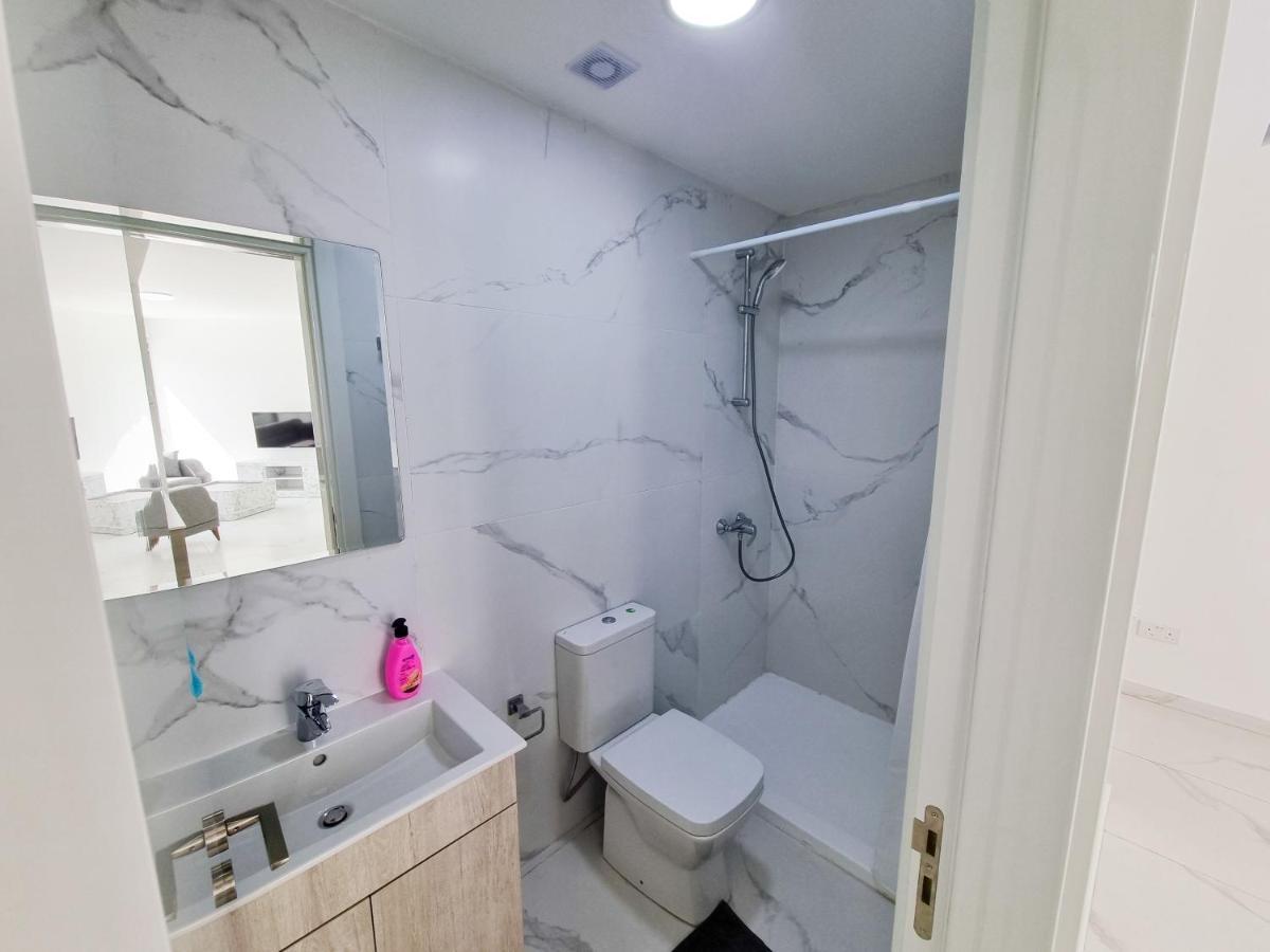 Shades Of Blue Apartment Larnaca Extérieur photo